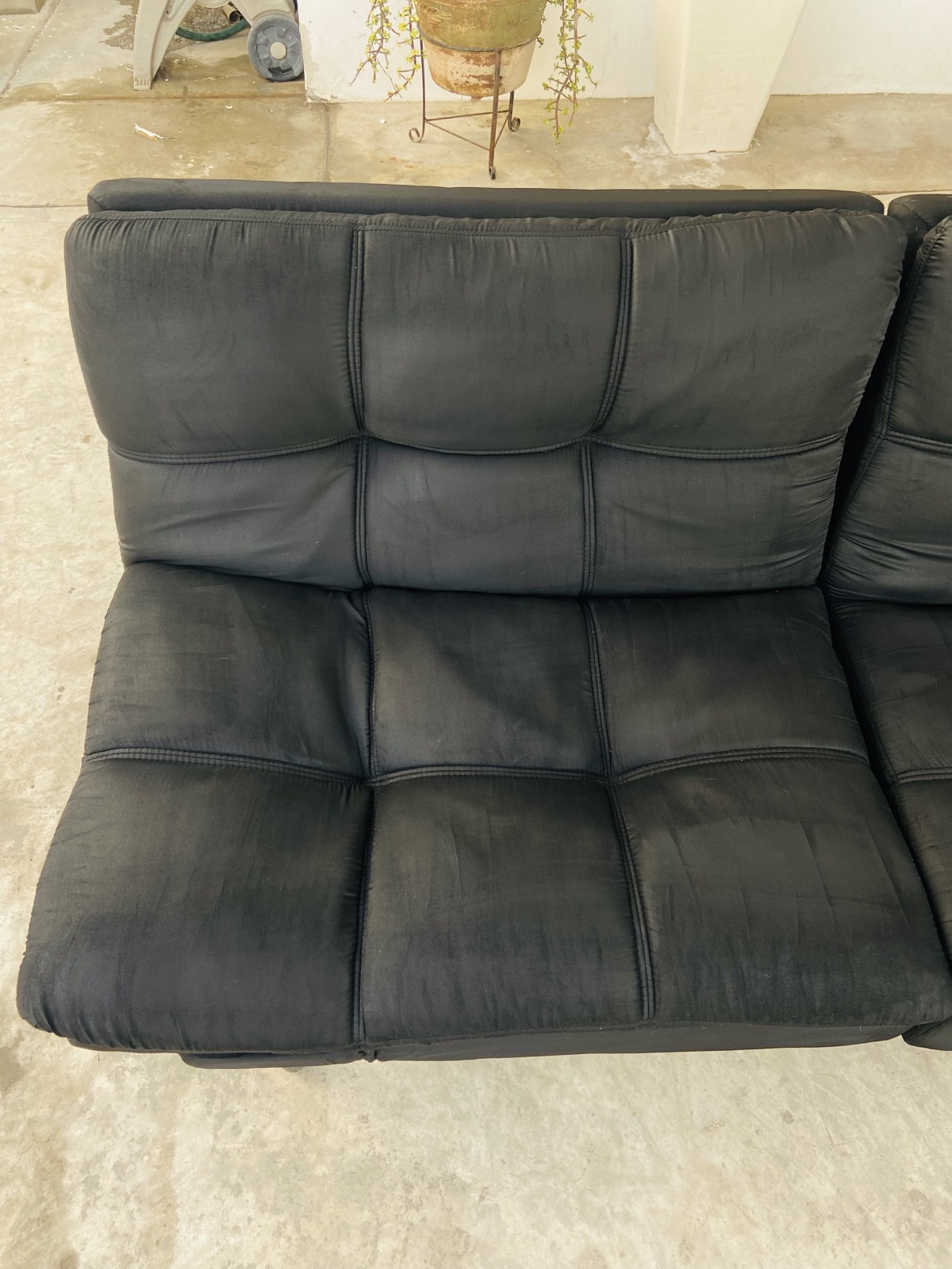 Sillon negro despues de limpieza profesional